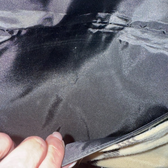 BÉIS the Messenger Tote in Plaid - Picture 3 of 4